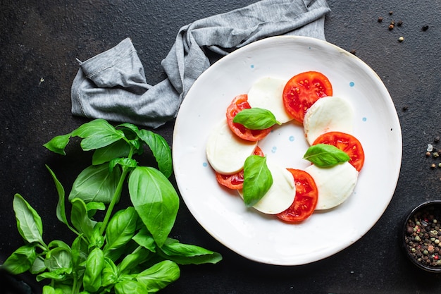 Insalata caprese mozzarella formaggio pomodoro pasto snack spazio copia sfondo cibo rustico vista dall'alto