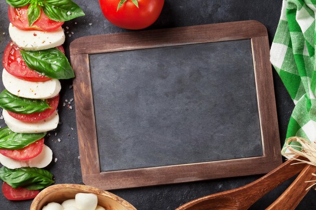 Photo caprese salad mozzarella tomatoes and basil