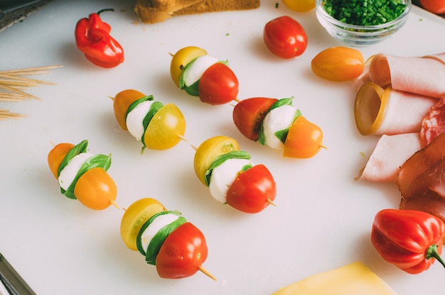 Insalata caprese su bastoncini