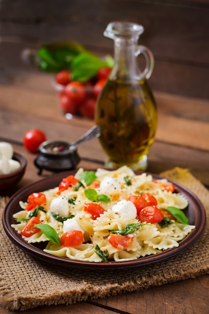 Insalata caprese con pomodoro, mozzarella e basilico