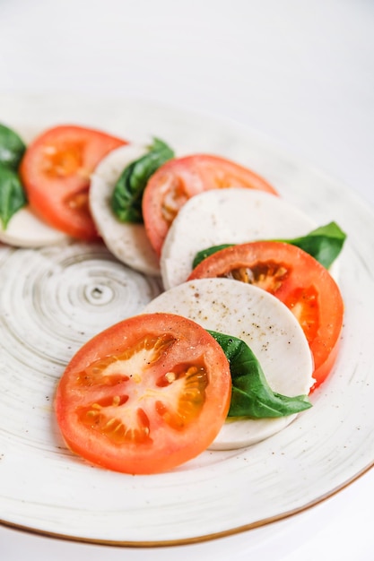 Insalata caprese con mozzarella vegana