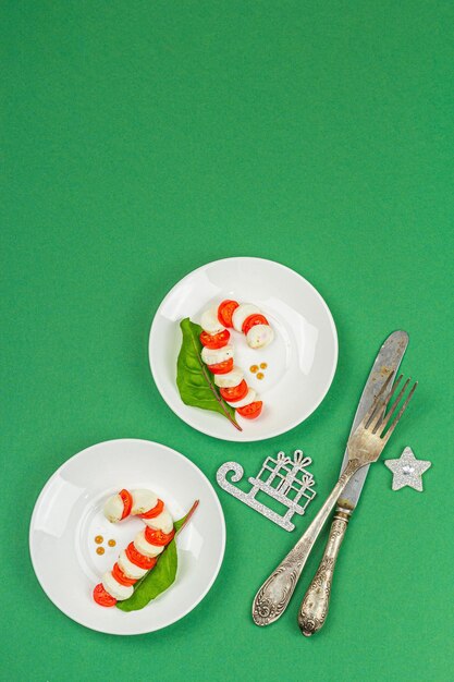Caprese salade in de vorm van een kerst snoepstok Traditioneel nieuwjaarsontwerp feestelijke decoratie
