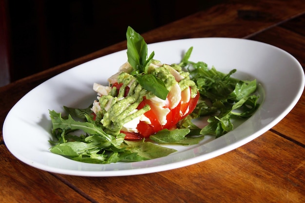 Caprese salade is een Italiaanse salade die bestaat uit gesneden tomaten en verse mozzarella en verse basilicum