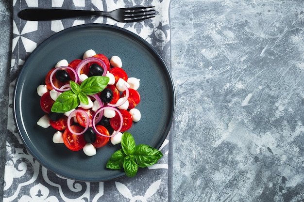 Foto caprese salade met mozzarella ballen en kersen tomaten top view