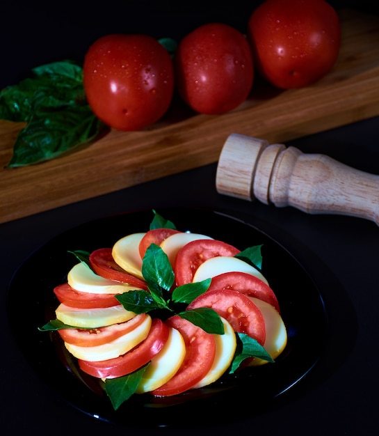 caprese salade met tomaat en verse basilicum