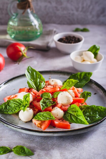 Caprese Salade Met Tomaten Mozzarella Basilicum En Olijfolie Op Een Plaat Verticaal Uitzicht