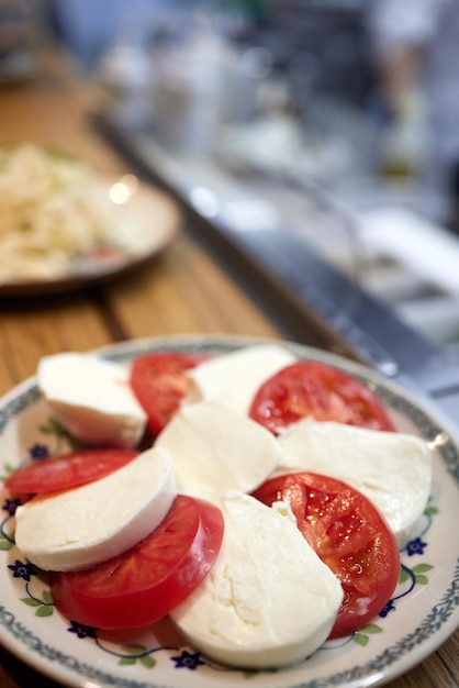 Caprese salade met tomaten mozzarella kaas basilicum donkere achtergrond close-up bovenaanzicht