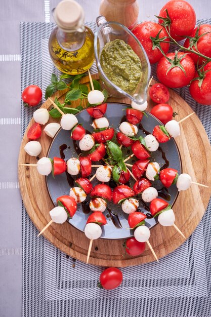 Caprese salade Mini mozzarella kaas in glazen kom tomaat en basilicum