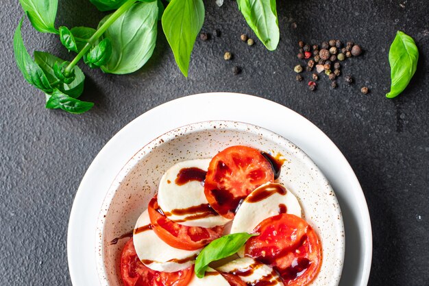 Caprese salade mozzarella kaas tomaat basilicum blad Italiaanse snack kopie ruimte voedsel achtergrond rustiek