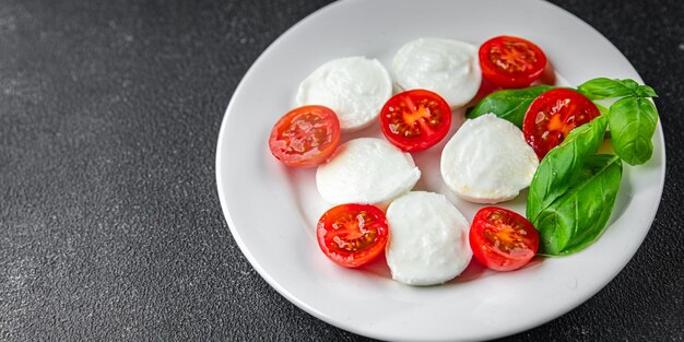 caprese salade mozzarella tomaten basilicum vers voedsel lekker gezond eten koken voorgerecht maaltijd voedsel