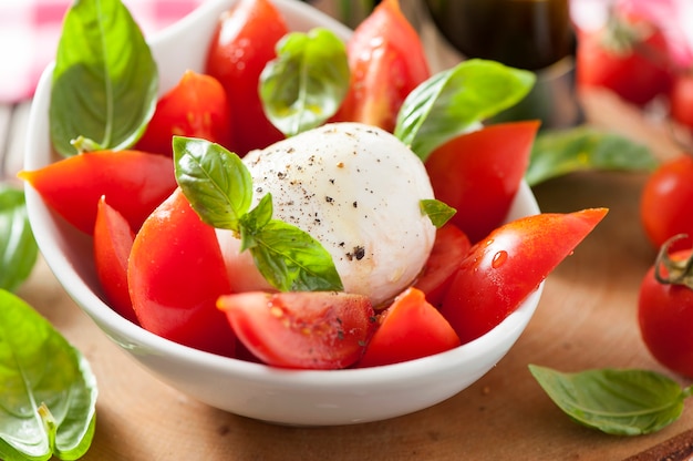 Caprese salade op houten tafel