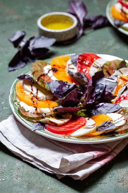 Caprese salade Tomaat en mozzarella plakjes met basilicum