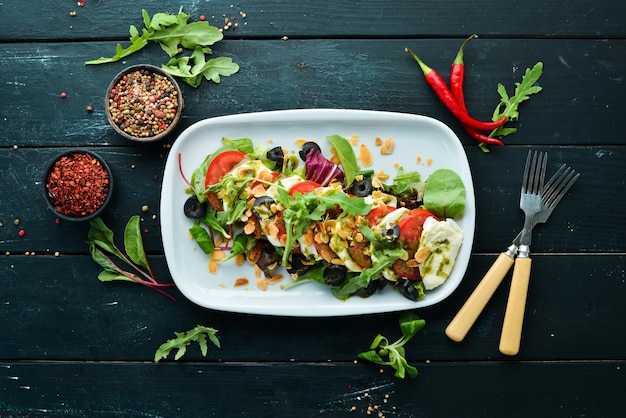 Caprese salade Tomaten mozzarella en kruiden Eten Bovenaanzicht Vrije ruimte voor uw tekst