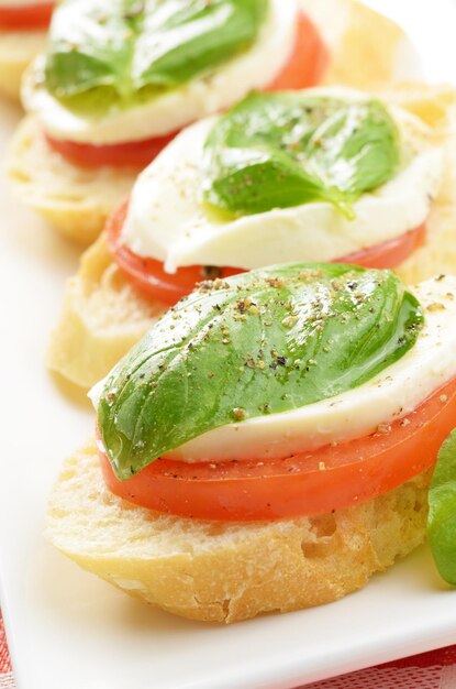 Caprese sandwiches van mozzarella tomaat en basilicum close-up