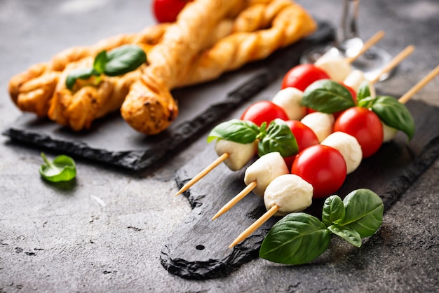 Foto spiedini di caprese e pane grissini