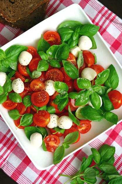 Capresesalade met minimozzarella en cherrytomaatjes Italian Cuisine Healthy food