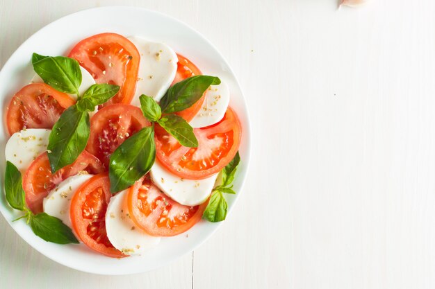 Capresesalade met tomaten, basilicum, mozzarellakaas.