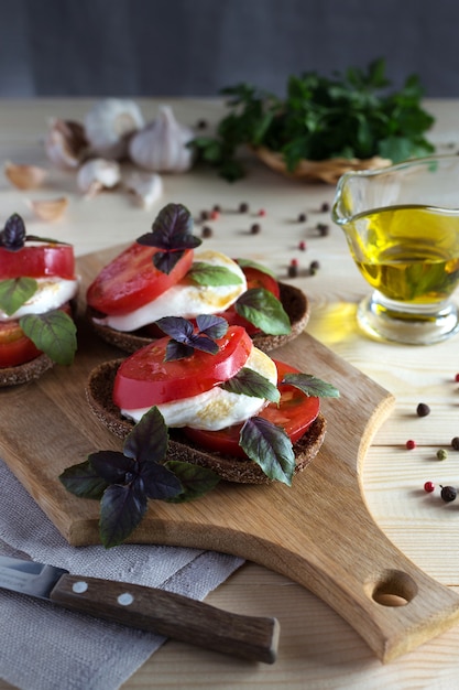 Capresesalade op broodplakken