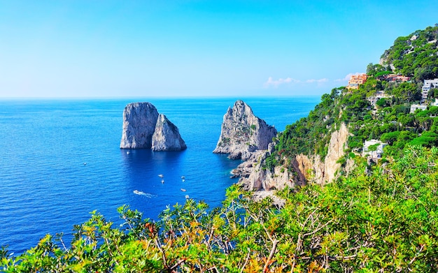 Capri-eiland met Faraglioni van Italië in Napels. Amalfilandschap en Solaro-berg. Landschap met blauwe Middellandse Zee aan de Italiaanse kust. Panorama van Anacapri in Europa. Bekijk in de zomer.