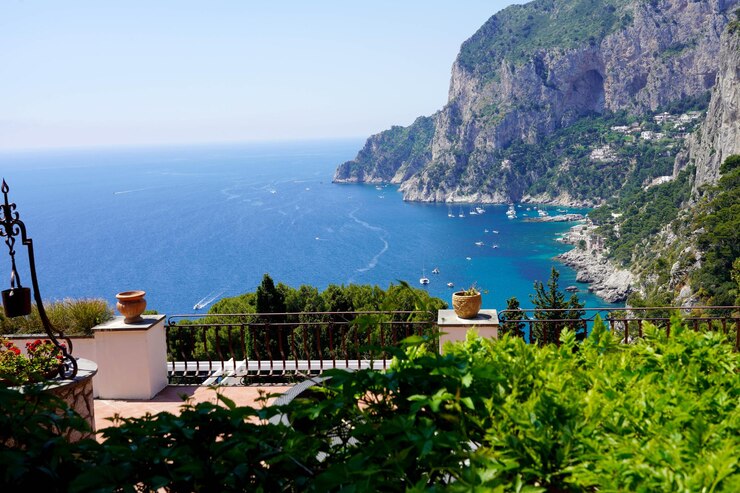 Capri-eiland met jachthaven en zeegezicht Italië