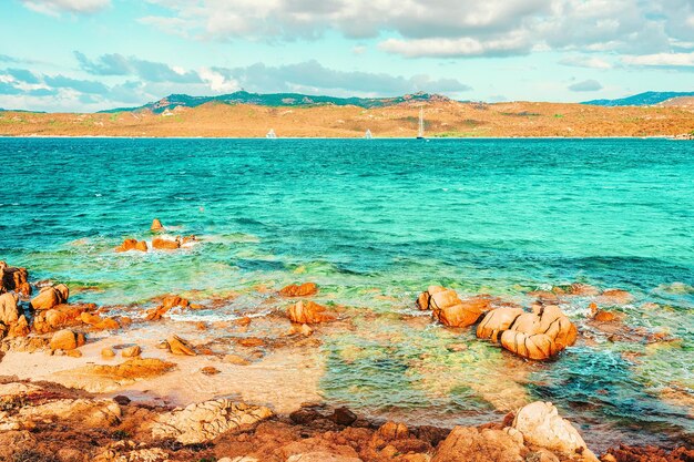 Capriccioli-strand aan de blauwe wateren van de Middellandse Zee in Costa Smeralda, op het eiland Sardinië in Italië