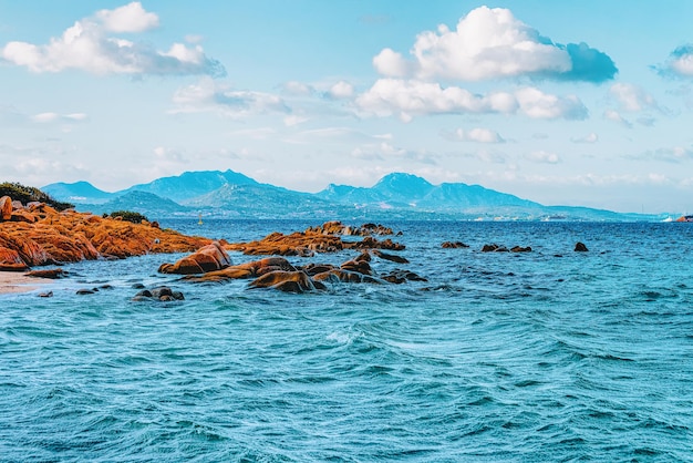 Capriccioli-strand en blauwe wateren van de Middellandse Zee in Costa Smeralda, op het eiland Sardinië in Italië