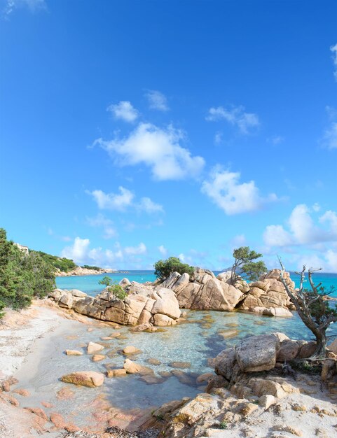 Capriccioli-strand onder een bewolkte hemel Geschoten in Sardinië, Italië