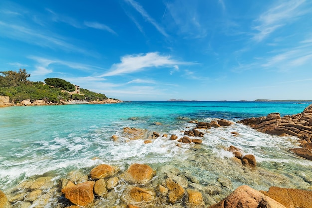 Capriccioli-strand onder een bewolkte hemel Sardinië