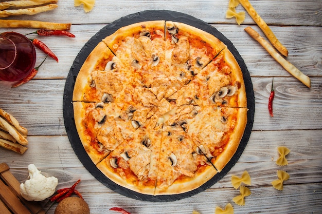 Capricciosa pizza met kipfilet champignons