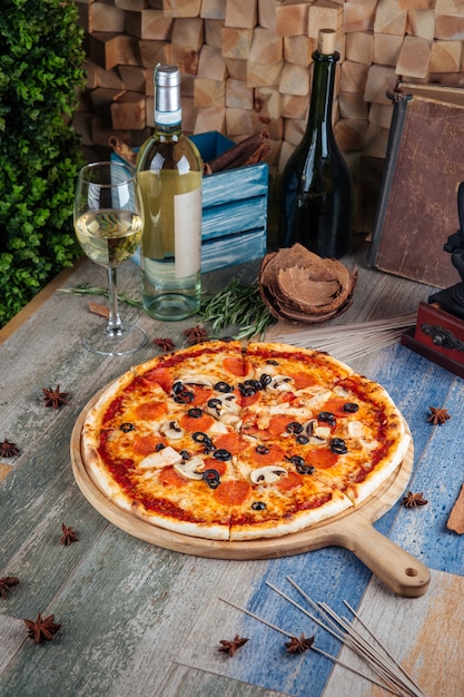 Pizza capricciosa con funghi porcini alle olive