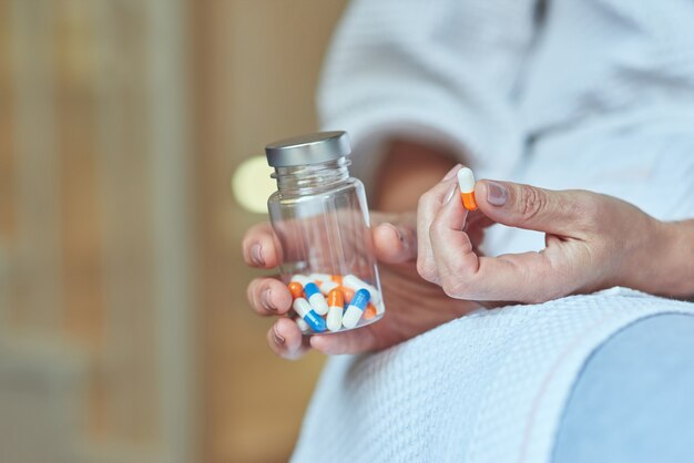 Capsule en fles tabletten in gemanicuurde vrouwelijke handen. Schoonheid en cosmetologie concept