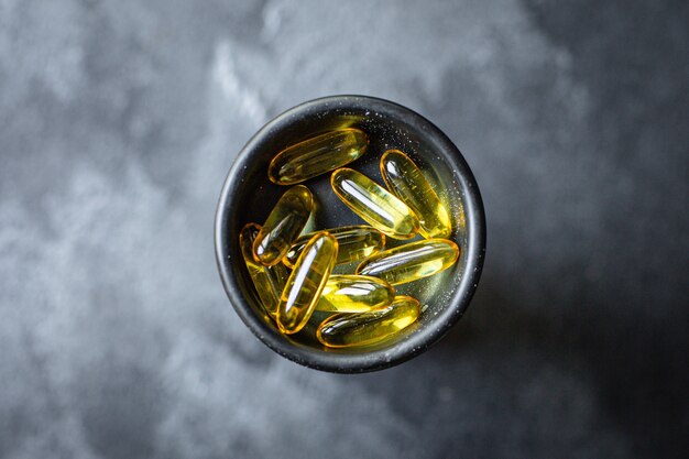 Capsule di vitamine omega 3 o integratore alimentare di acido ialuronico per scopi cosmetici o per rafforzare l'immunità del corpo