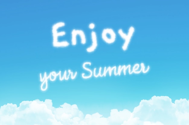 Foto didascalia messaggio di testo - divertiti o estate, sullo sfondo di un cielo estivo colorato di blu con nuvole sottostanti.