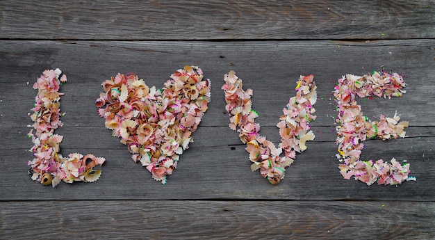 Foto parola di titolo amore sul legno. iscrizione d'amore dal rottame a matita.