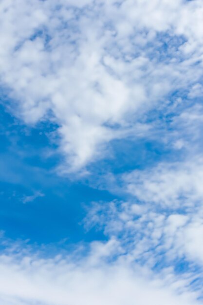 魅力 的 な 青 と 白 の 空 雲 の 背景 に ある 自然 の 質感