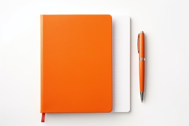  책상 위 에 있는 색 오렌지색 가죽 일기 와 연필 을 공개 하는 매혹적 인 관점