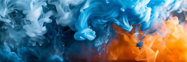 Увлекательная фотография, изображающая зрелище синего и оранжевого жидких чернил, смешивающихся вместе