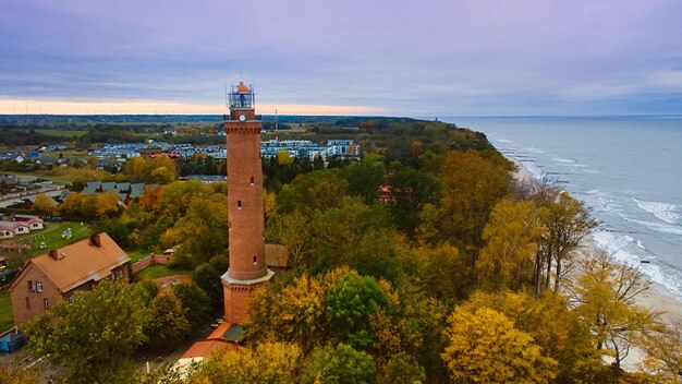 Фото Зафиксированный дроном в облачный ноябрьский день, маяк гаски стоит на мрачном небе.