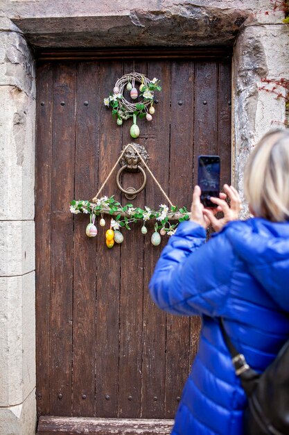 Catturare la decorazione pasquale su una pittoresca porta con uno smartphone