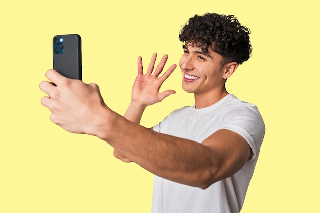 Catturare un sorriso giovane che si fa un selfie