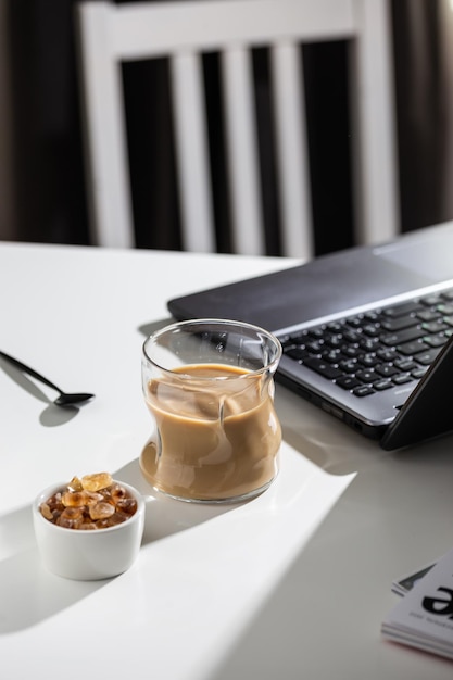 Cappuccino con lecca lecca di zucchero a colazione