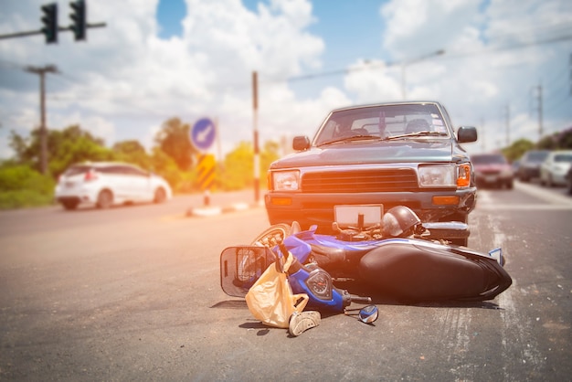 道路上のバイクと衝突して損傷した道路での自動車事故