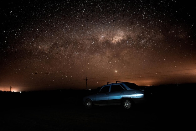 写真 夜空に照らされた車