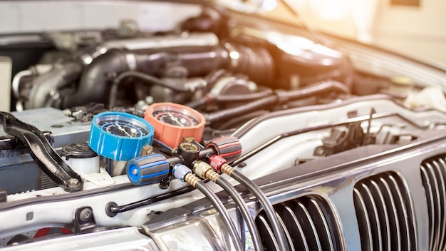 Foto servizio di controllo del condizionatore d'aria dell'auto rilevamento delle perdite riempire il refrigeranteraffreddamento a liquido del dispositivo e del misuratore