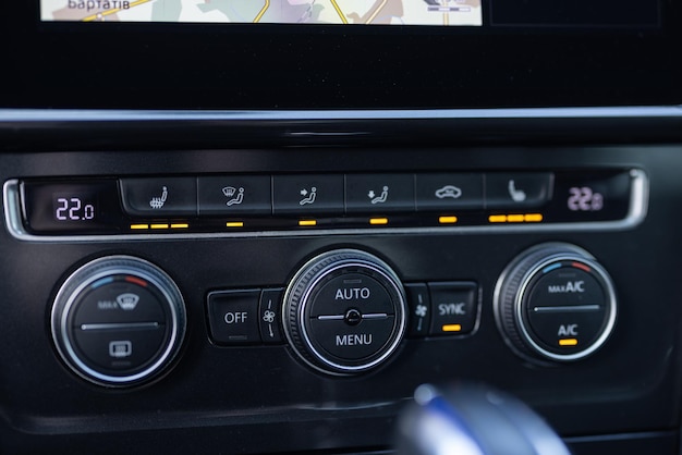 Foto pulsante dell'aria condizionata per auto all'interno di un'auto pannello di controllo del clima per auto moderne per conducente e passeggero