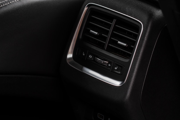 Vista ravvicinata dell'aria condizionata per auto. il flusso del condizionatore d'aria all'interno dell'auto. particolare interno dell'auto. condotto d'aria.