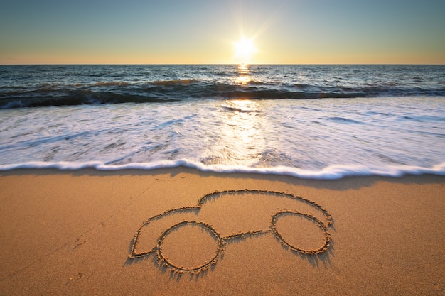 Foto auto sulla spiaggia di sabbia.