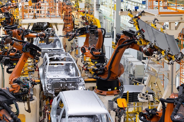 Foto le carrozzerie sono sulla catena di montaggio. fabbrica per la produzione di automobili. industria automobilistica moderna. vista dall'alto.