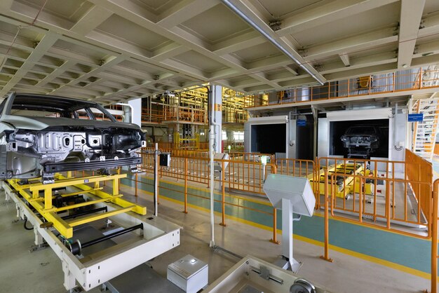 Foto le carrozzerie sono in una fabbrica di catena di montaggio per la produzione di automobili moderne nell'industria automobilistica