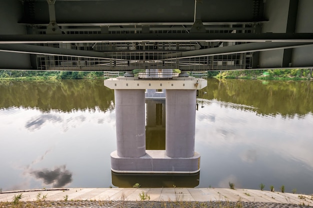 Foto ponte automobilistico attraverso l'ampio fiume